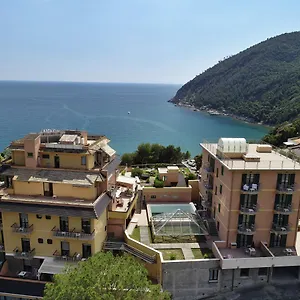 Hotel Mondial, Moneglia